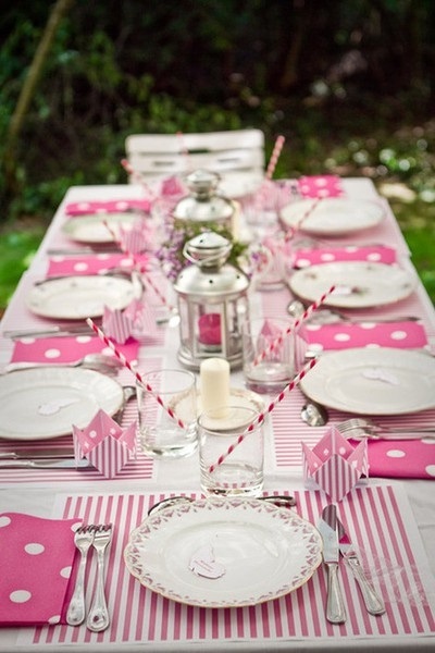 communiefeest thuis organiseren roze tafelversiering