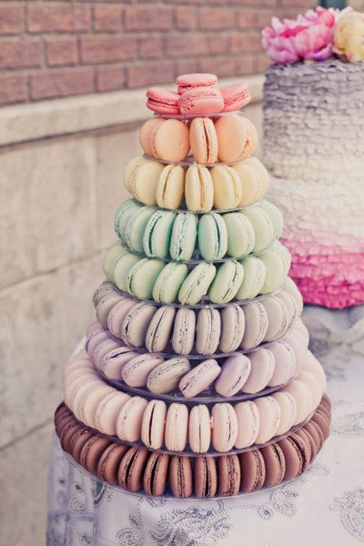 originele huwelijkstaart met regenboog macarons