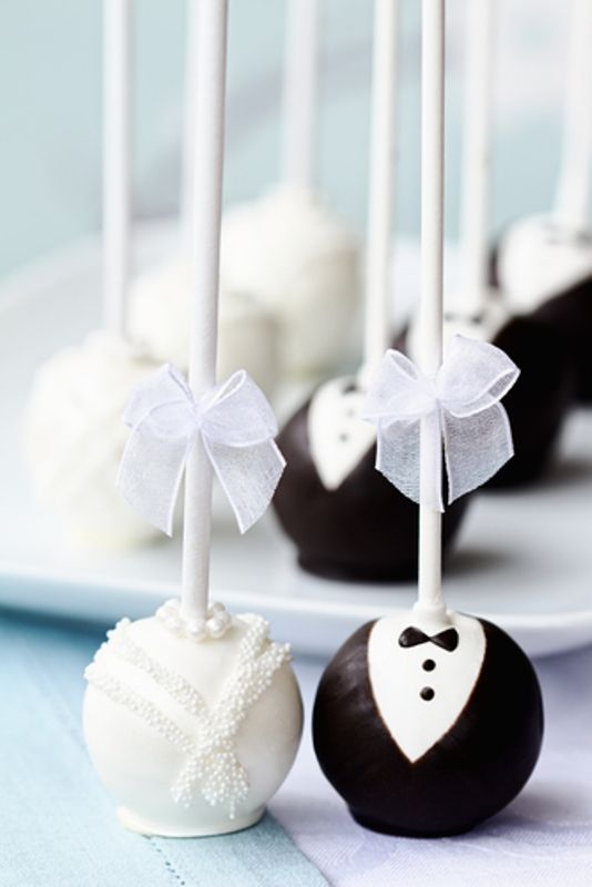 originele huwelijkstaart cakepop kleed en pak