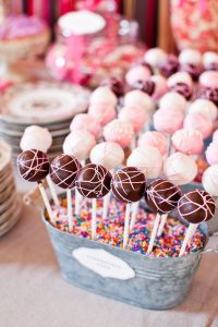 originele huwelijkstaart cakepops roze en chocoalde