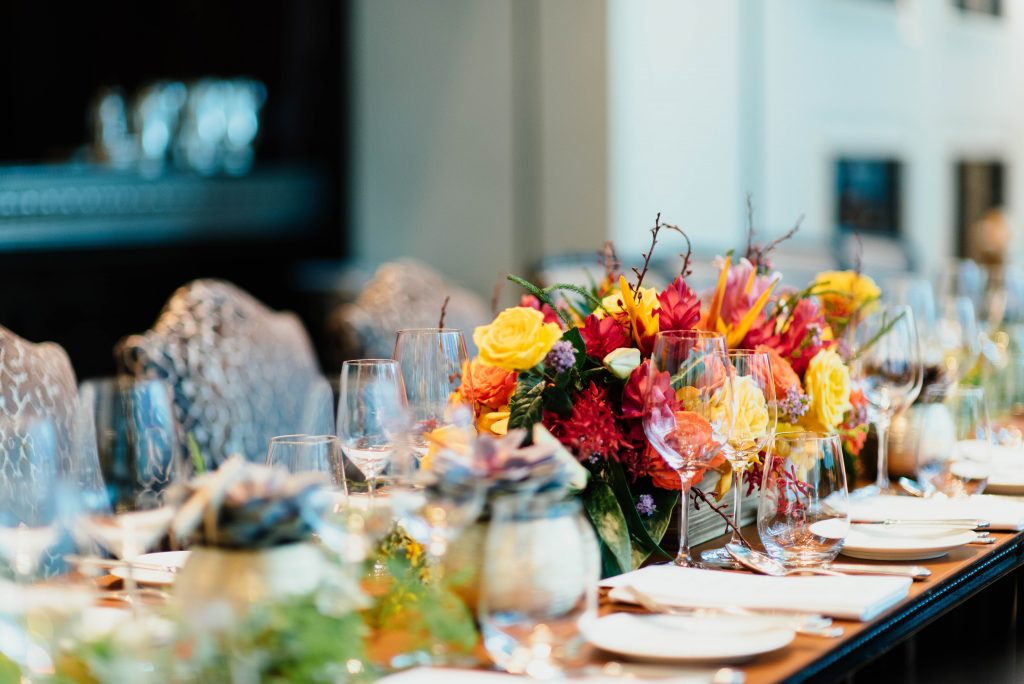 bloemen als decoratie op je kersttafel