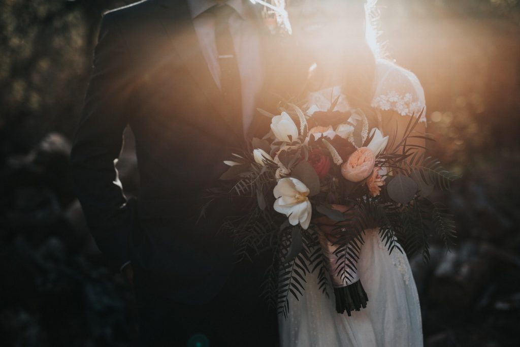 Het speciaal effect op je trouwfoto's door te fotograferen bij schemerlicht