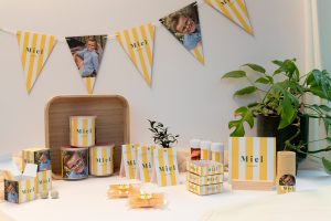 Communie of lentefeest assortiment met bedankjes en versiering met gele en witte streepjes
