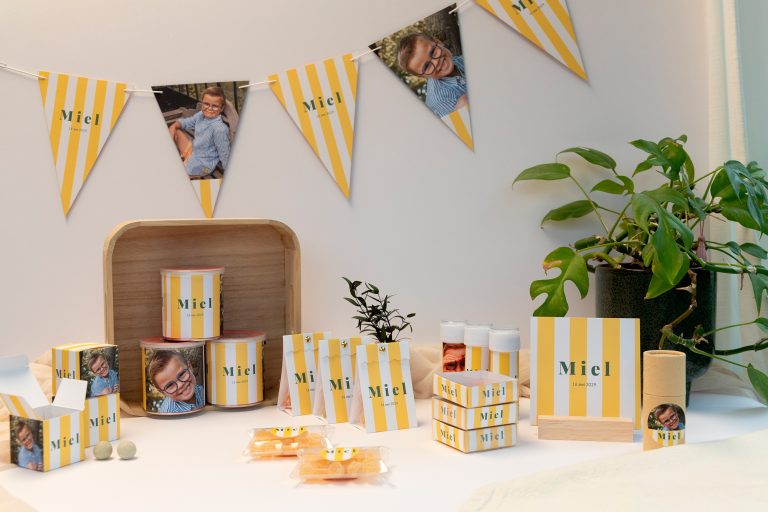 Communie of lentefeest assortiment met bedankjes en versiering met gele en witte streepjes