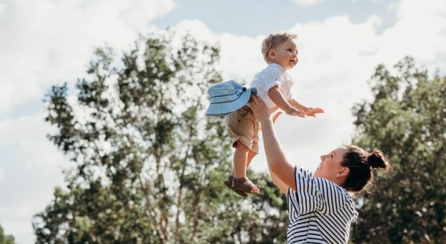 Vrouw speelt vrolijk met jong kind