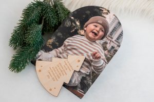 Nieuwjaarsbrief in stolpvorm met foto en tekst op houten magneet