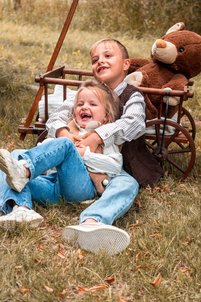 2 kinderen poseren voor een kerstfoto