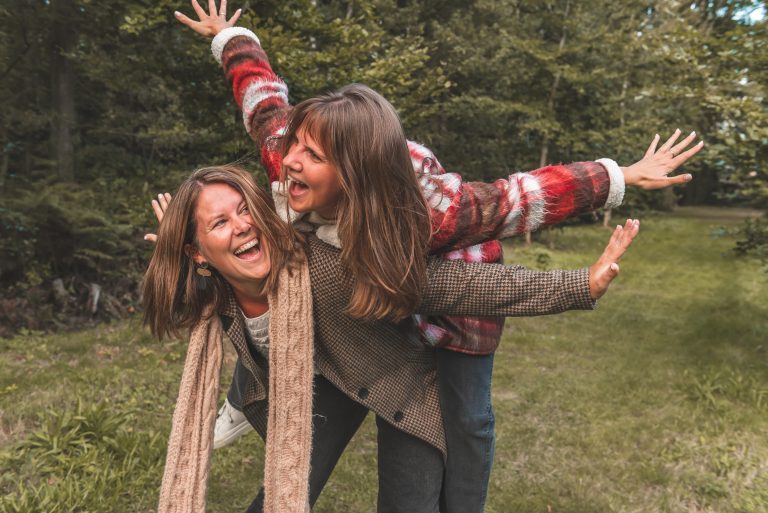 2 vrouwen doen een gekke pose in een bos