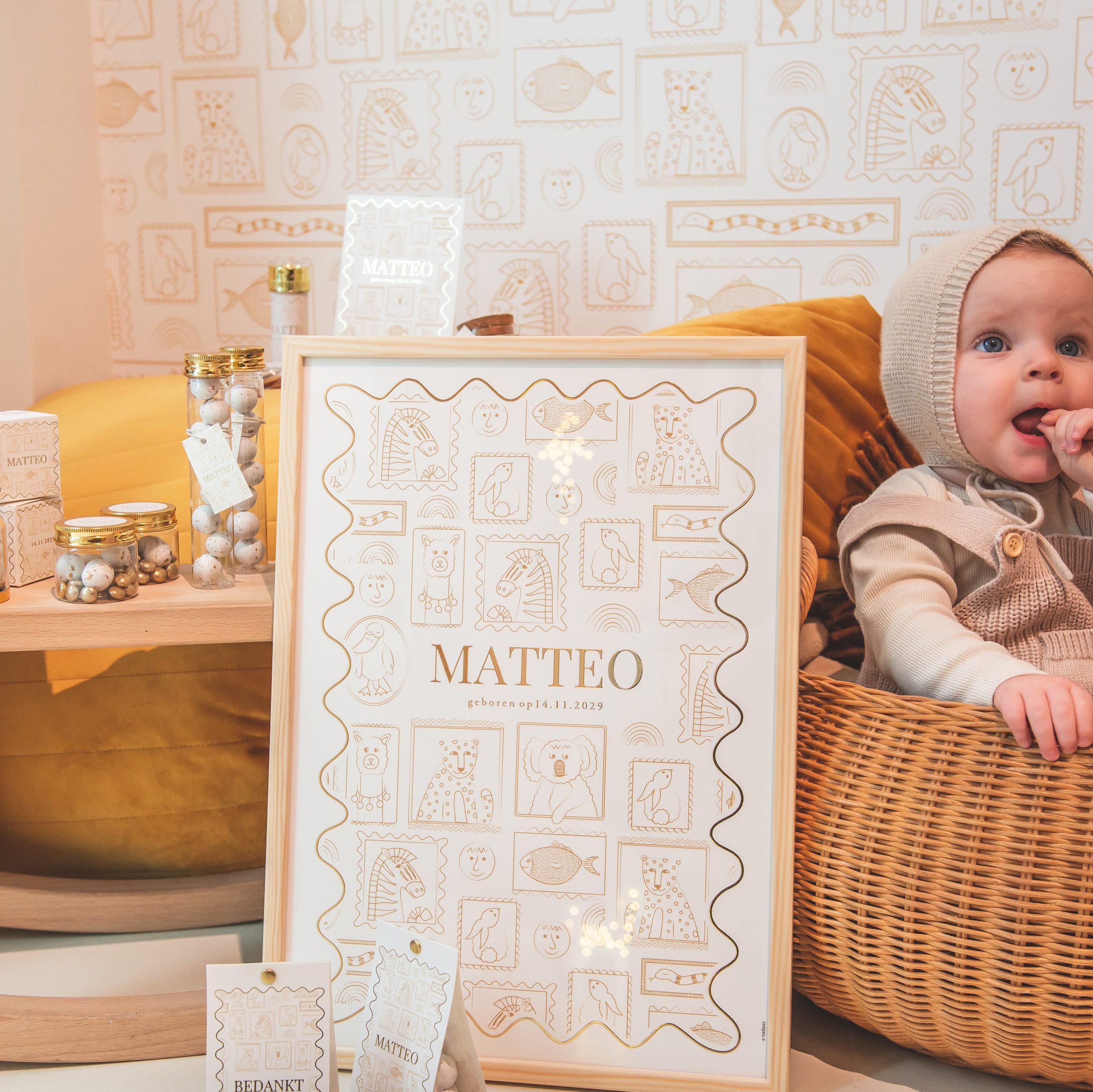 Gepersonaliseerde poster met naam en tekeningen in houten kader. Inspiratie voor unieke en persoonlijke babycadeaus op jouw geboortelijst.