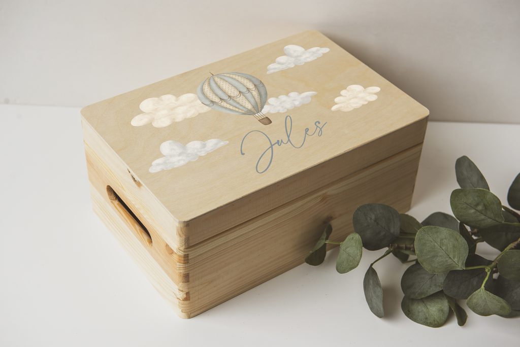 Houten herinneringskist gepersonaliseerd met naam en afbeelding voor kinderen. Inspiratie voor unieke en persoonlijke babycadeaus op jouw geboortelijst