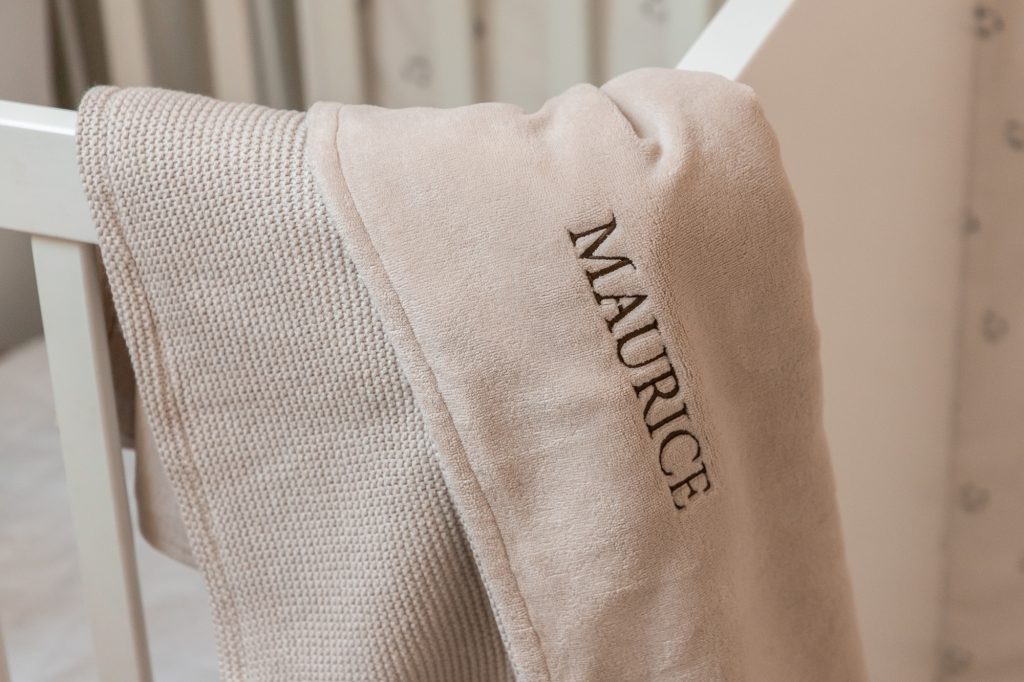 Geborduurd babydekentje. Inspiratie voor unieke en persoonlijke babycadeaus op jouw geboortelijst