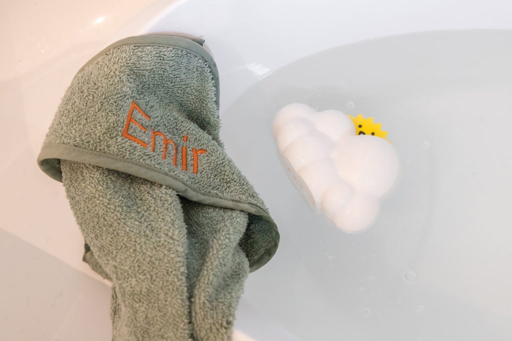 Geborduurde badcape voor baby en kindjes. Inspiratie voor unieke en persoonlijke babycadeaus op jouw geboortelijst