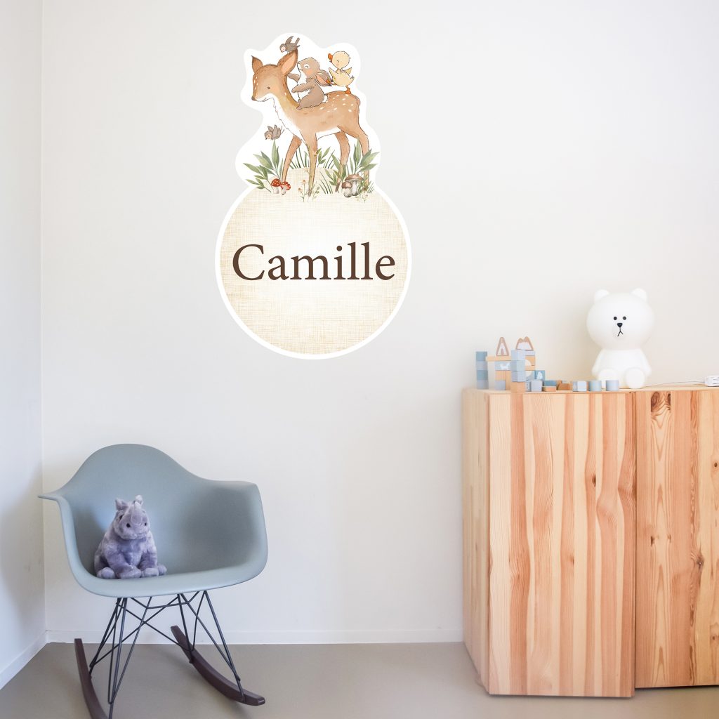 Gepersonaliseerde muursticker voor kinderkamer met naam en bosdiertjes. Inspiratie voor unieke en persoonlijke babycadeaus op jouw geboortelijst.