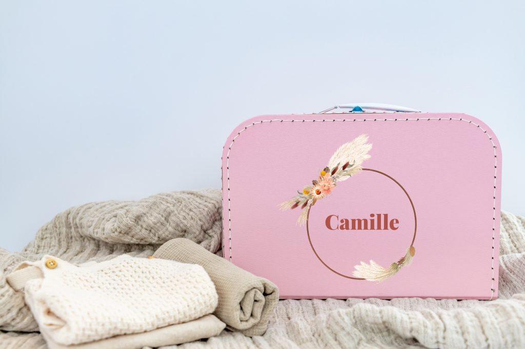 Roze herinneringskoffertje gepersonaliseerd met naam 'Camille' en droogbloemen. Inspiratie voor unieke en persoonlijke babycadeaus op jouw geboortelijst.