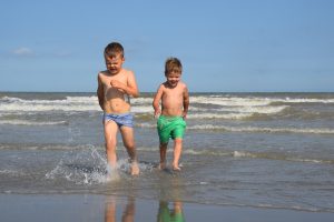 vakantiefoto's broertjes aan zee
