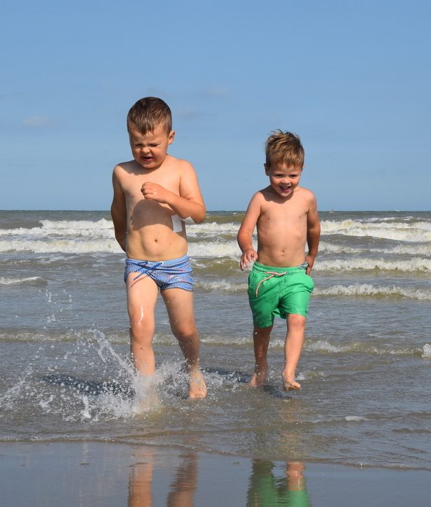 vakantiefoto's broertjes aan zee